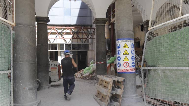 Obras por la tarde y con el sol de plano en Hacienda