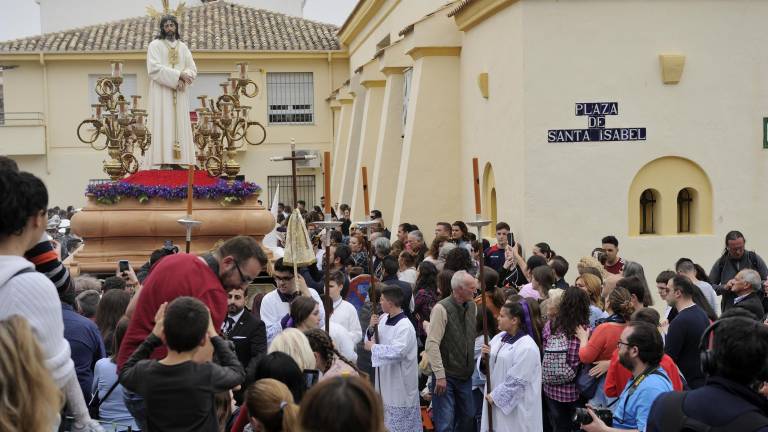 El Cautivo mira hacia el cielo