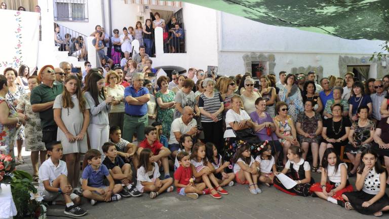 Vivas a la Virgen del Rosario entre jotas y cuerva