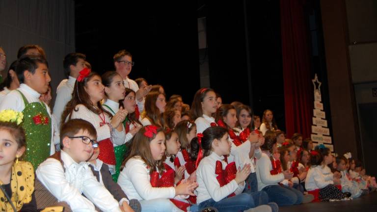 Tarde de cantos navideños con un fin solidario