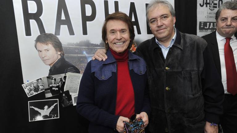 Raphael se emociona con una fotografía de sus inicios con su madre