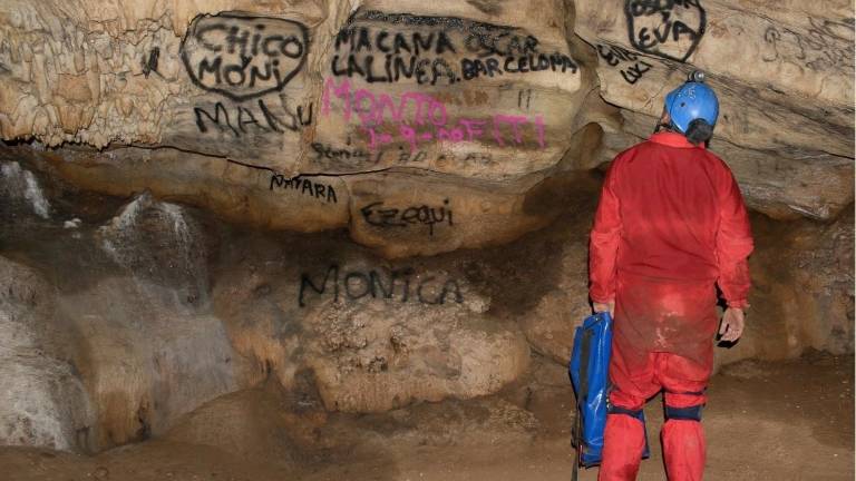 Espeleólogos de Casares (Málaga) revelan “graves actos vandálicos” en una cueva de la Sierra de la Utrera