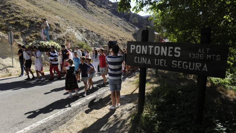 Vivas a la Virgen del Rosario entre jotas y cuerva