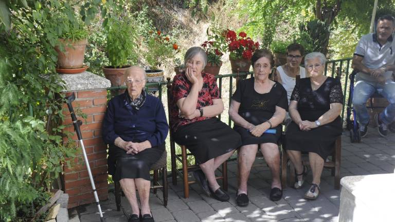 Vivas a la Virgen del Rosario entre jotas y cuerva