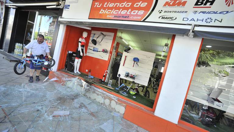 Dos detenidos por robar una tienda tras empotrar un todoterreno en el escaparate