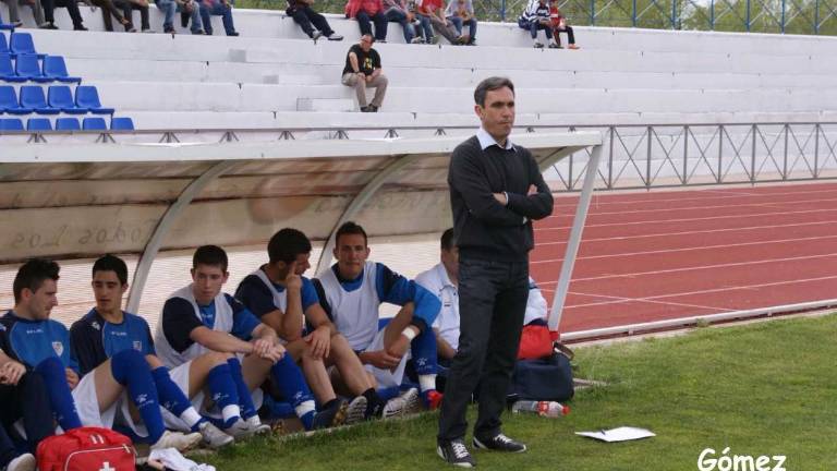 “Quería retirarme como técnico, pero el fútbol es mi vida”