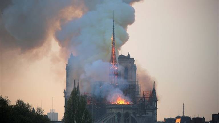 Un grave incendio consume la catedral de Notre Dame de París