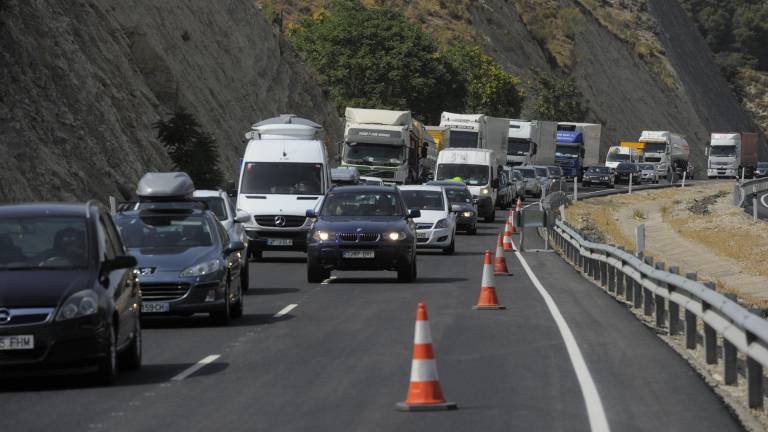 El vuelco de un tráiler obliga a cortar la A-44 a la altura de Campillo