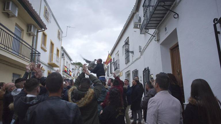 La pava de Cazalilla vuelve a volar desde el tejado de una vivienda