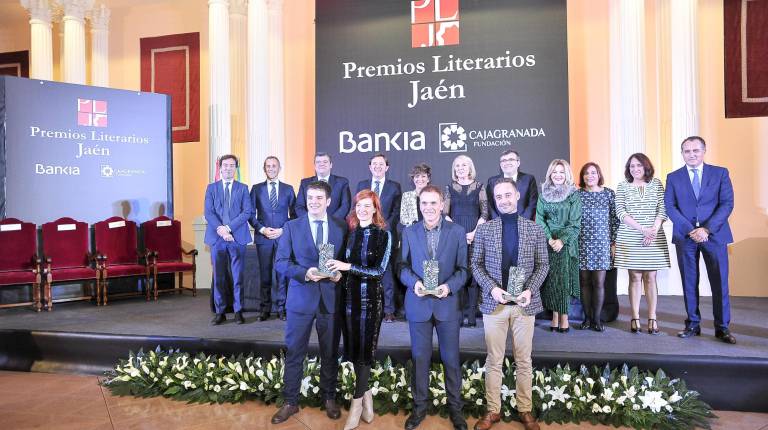 CEREMONIA.<i> Los premiados posan, en una foto de familia, junto a los organizadores y autoridades políticas, al terminar la gala.</i>