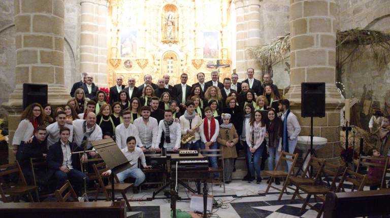 FOTO DE FAMILIA. <i>La Coral Ossigi actúa en el templo parroquial de San Pedro Apóstol.</i>