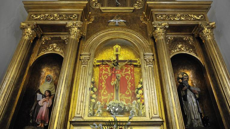 PRESENTACIÓN. <i>La medalla del Cristo de la Salud fue bendecida la noche del viernes en una ermita abarrotada.</i>
