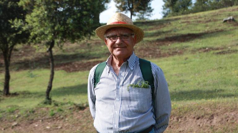 <span style=text-transform:uppercase>Feliz</span><i>. Manuel Valenzuela, en una de sus visitas al campo navero.</i>