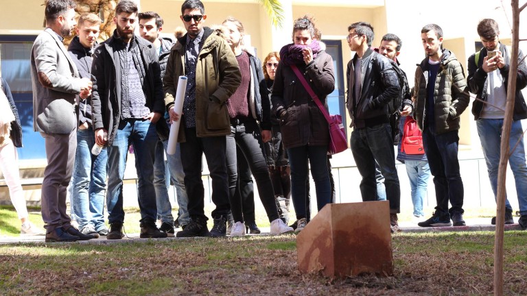 Árbol en recuerdo al estudiante fallecido Roberto Carlos López