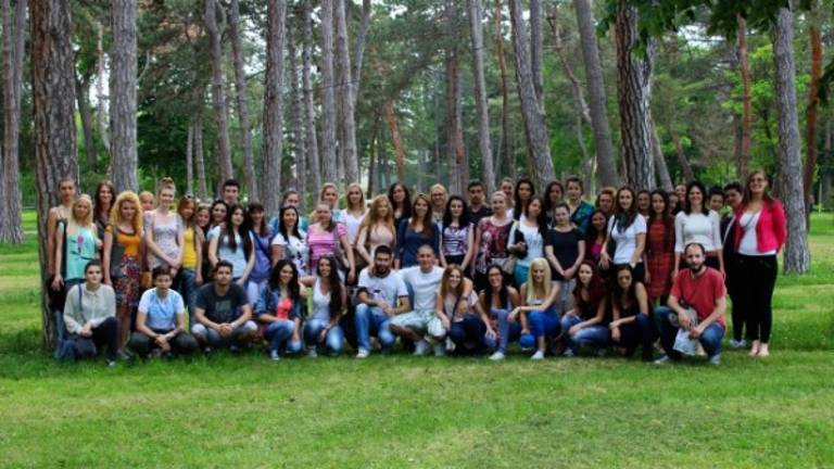 Los Balcanes viajan al mar de olivos por una tosiriana