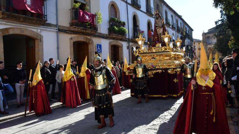 Mujeres con mantilla negra conmemoran la Pasión y Muerte de Cristo