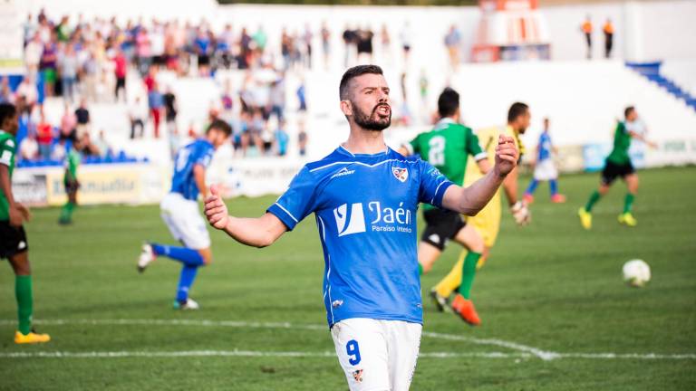 Los goles de Víctor Curto le dan nueve puntos al Linares