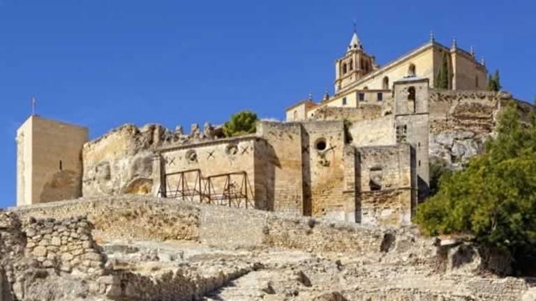 Alcalaíno de nacimiento y sevillano de magisterio