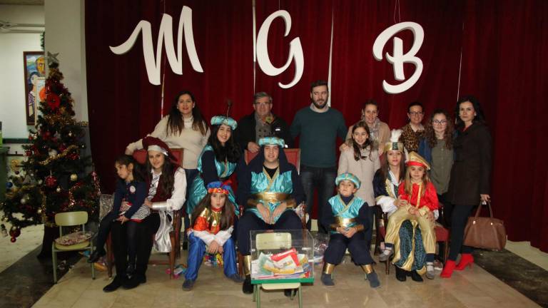 Trece carrozas y fuegos para recibir a los Reyes Magos