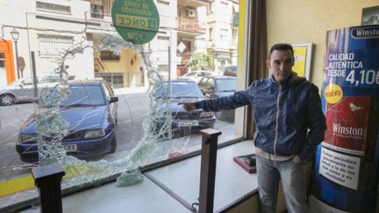 Cuatro encapuchados roban en un estanco en tan solo tres minutos