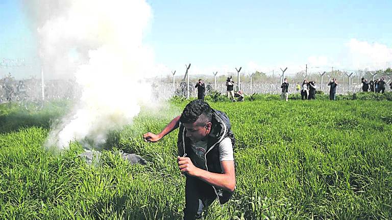 La Policía macedonia dispersa con gases a cientos de refugiados