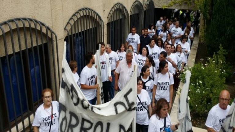 Medio millar de personas toman la Confederación