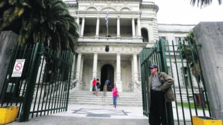 Uruguay atiende a los seis presos de Guantánamo