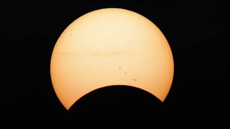 La niebla “chafó” el eclipse solar en Vigo y en Canarias pudo verse sin gafas