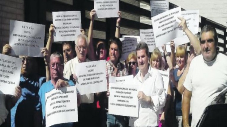 Mayores se manifiestan contra la gestión privada del centro de Santa Isabel