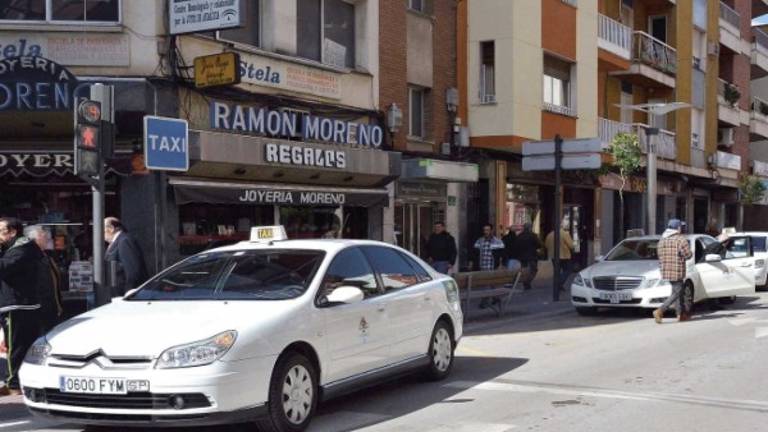 Los taxistas reducen sus ingresos hasta un 50%