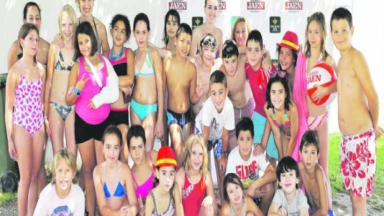 Los niños se hacen con la piscina