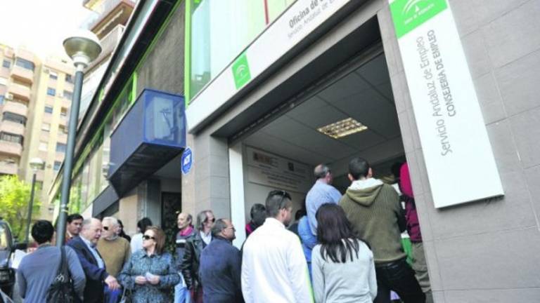 El número de parados que estudian se duplica en un año