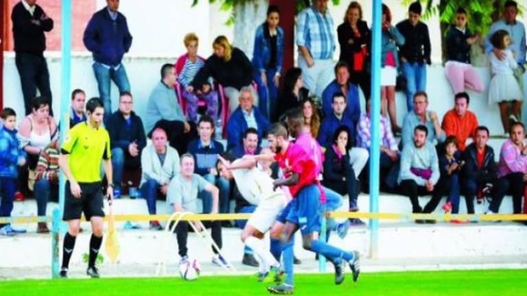 El Martos estalla por el pésimo estado del campo