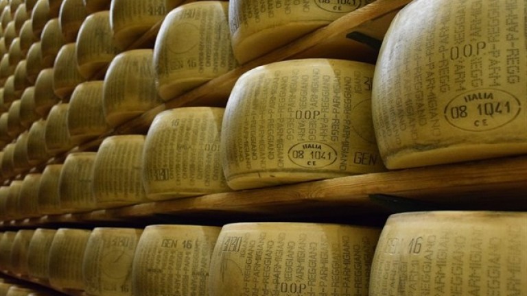 El curioso caso del banco italiano que lleva 60 años aceptando queso parmesano como aval