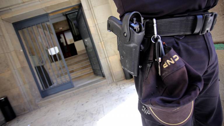 Un individuo agrede a un policía cuando lo identificaba por pedir datos a menores
