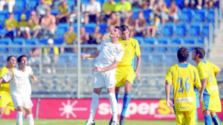 El Real Jaén pierde en Cádiz sin crear ocasiones (1-0)