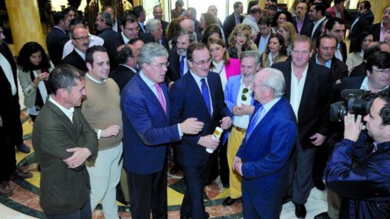 Ministro, los políticos han de ayudar y no pasarse de la raya