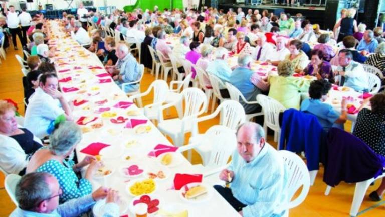 Homenaje a los mayores en la caseta