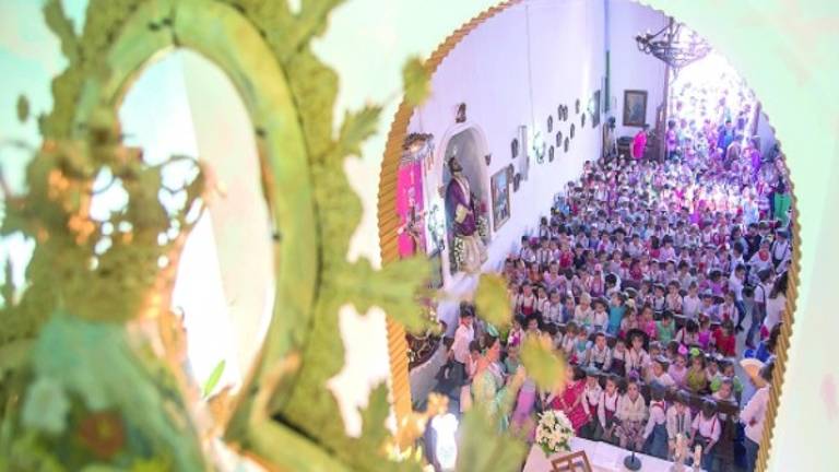 Joven ofrenda floral a la Victoria
