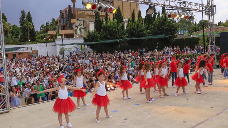 Las familias se reúnen para celebrar el fin de curso