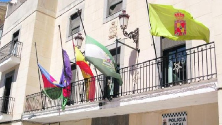 Banderas a media asta en Pozo Alcón en señal de dolor