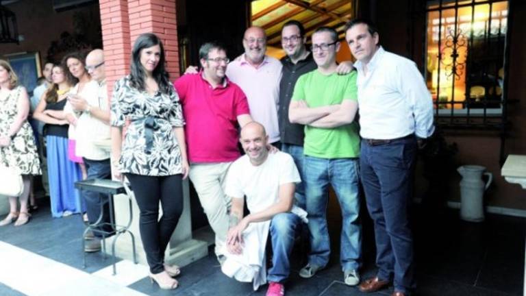 Orgullo sobre un mantel virtual