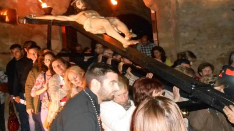 El Cristo sanjuanero sube hasta La Mota en un solemne viacrucies