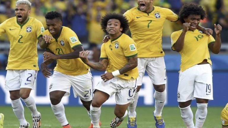 Julio César y el larguero sacan a Brasil del apuro