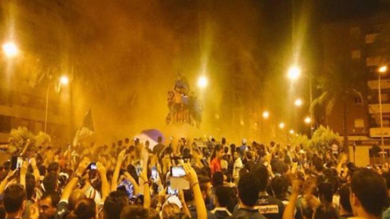 El Linares celebra el ascenso con su gente en el Minero