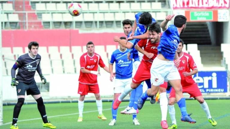 Lopito y la zaga, dos muros infranqueables del Linares Deportivo
