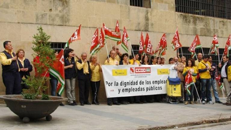 Protestas ante las puertas de Correos contra los “recortes”