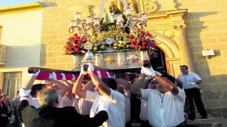 Los santaneros festejan en la calle a su patrona