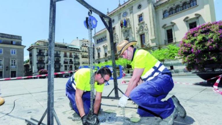 Regresa el agua a las fuentes de la Plaza de Santa María