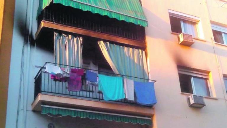 Investigan la causa del fuego en la calle Emperador Trajano